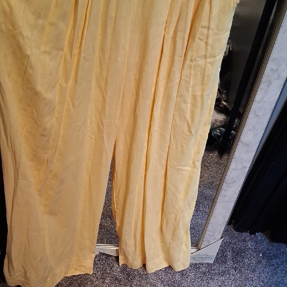 Elegant Two-Tone Jumpsuit in White and Yellow - Picture 2 of 6